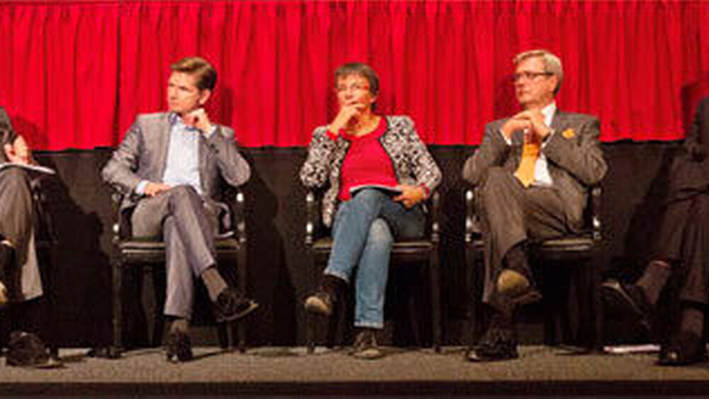 Diskussionsrunde zum Auftakt der FVDZ-Hauptversammlung in Hannover (v.l.n.r): Frank Schäffler, Dr. Peter Engel, Dr. Heiner Garg, Kathrin Vogler, Dr. Wolfgang Eßer und ZA Harald Schrader. Moderiert wurde die Runde von Egbert Maibach-Nagel, Chefredakteur des Deutschen Ärzteblatts. |