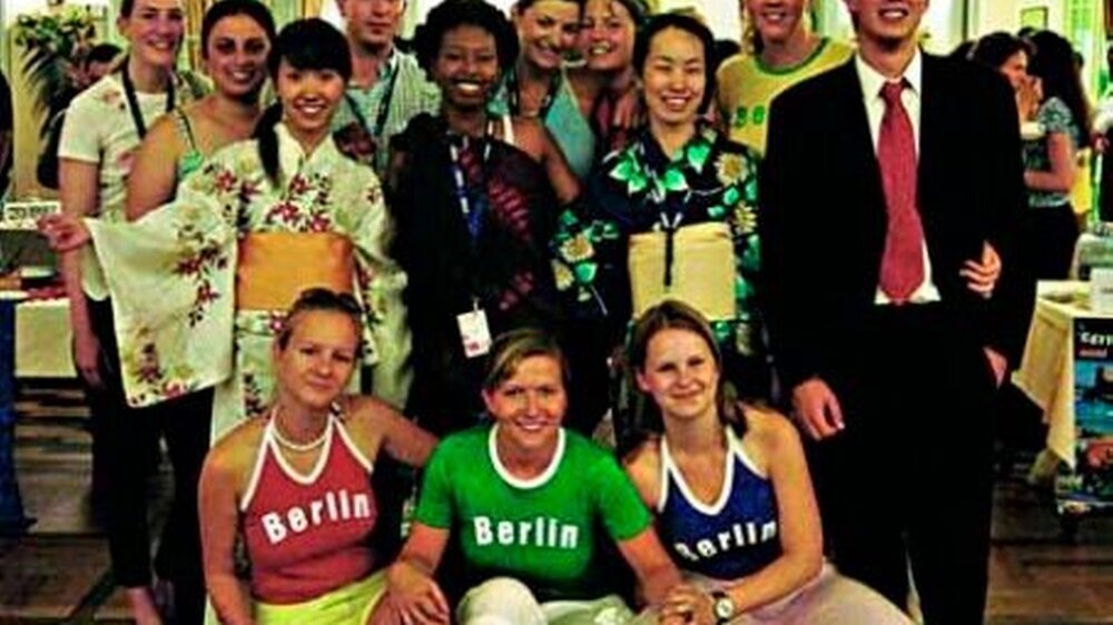 Unterschiedliches Outfit, unterschiedliche Einstellungen, aber ein Metier, das alle vereint: Nach 25 Jahren traf sich die internationale Familie der Zahnmedizinstudenten wieder in Deutschland.