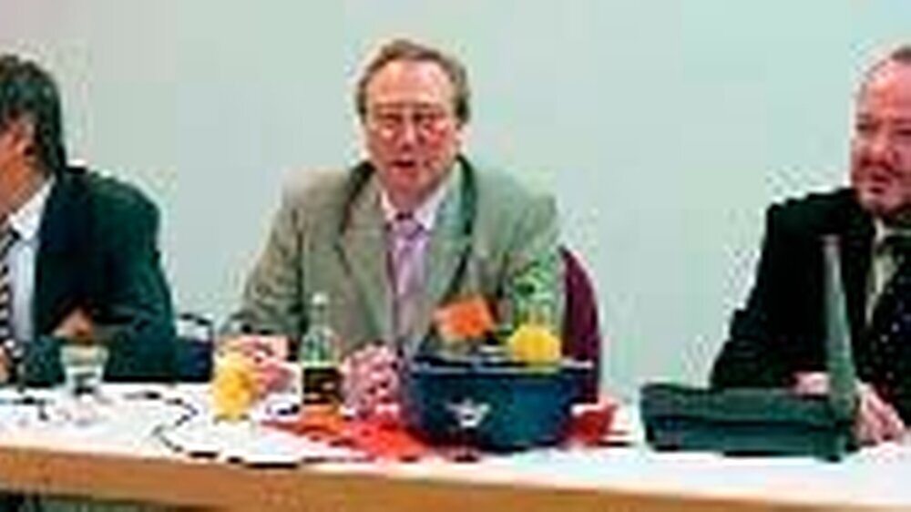 Berufspolitisches Forum (o.; v.r.n.l.): Jürgen Herbert, Dr. Bundschuh und Dr. Markula standen Rede und Antwort.