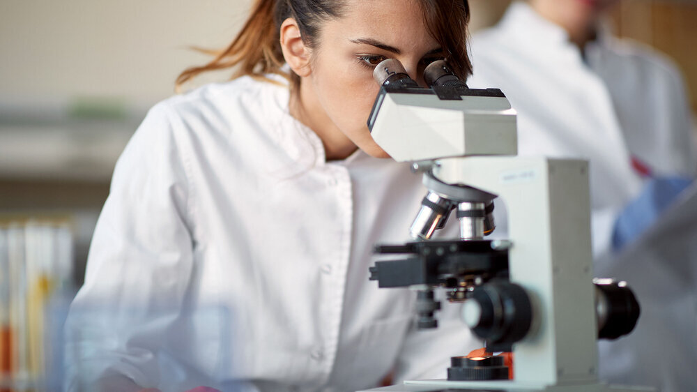 Forscherin am Mikroskop Wissenschaftlerin am Mikroskop Habilitation
