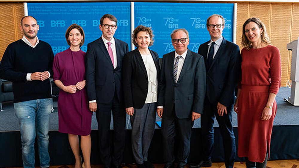 Vor 200 Gästen diskutierten Dr. Danyal Bayaz MdB, Lena‐Sophie Müller, Prof. Dr. Winfried Kluth, Nicola Beer MdB, BFB‐Präsident Prof. Dr. Wolfgang Ewer, Prof. Dr. Justus Haucap mit Moderatorin Tanja Samrotzki in der European School of Management and