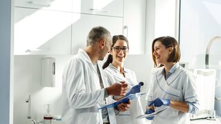 Gruppe von Zahnärzten in einer Praxissituation