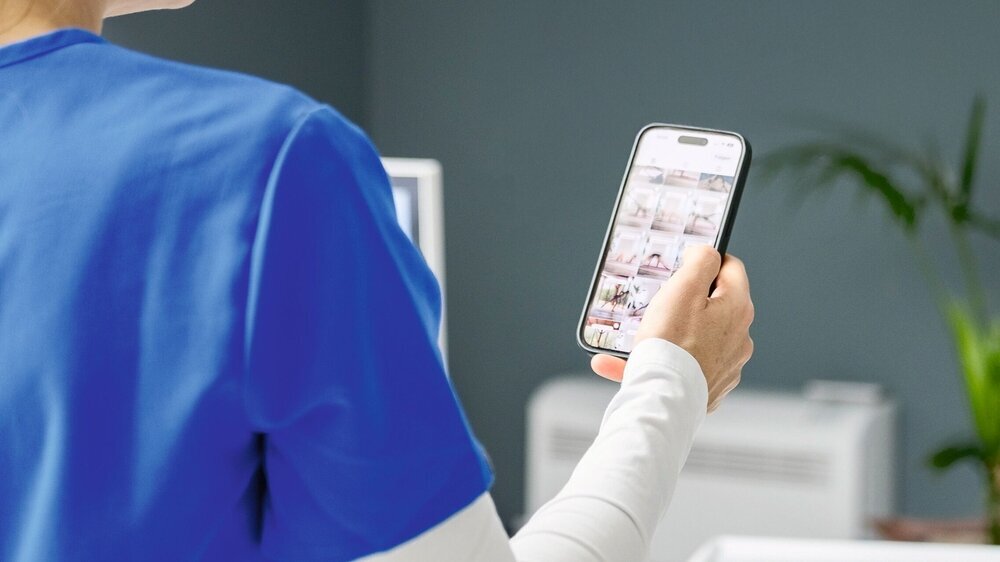 ZFA benutzt ihr Handy in der Praxis