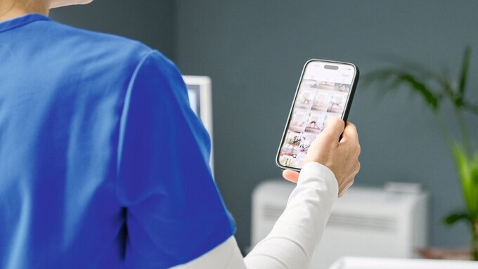 ZFA benutzt ihr Handy in der Praxis