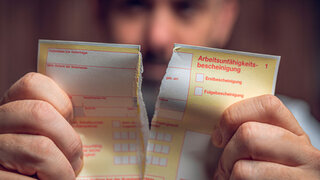 Arbeitsunfähigkeitsbescheinignung wird zerrissen