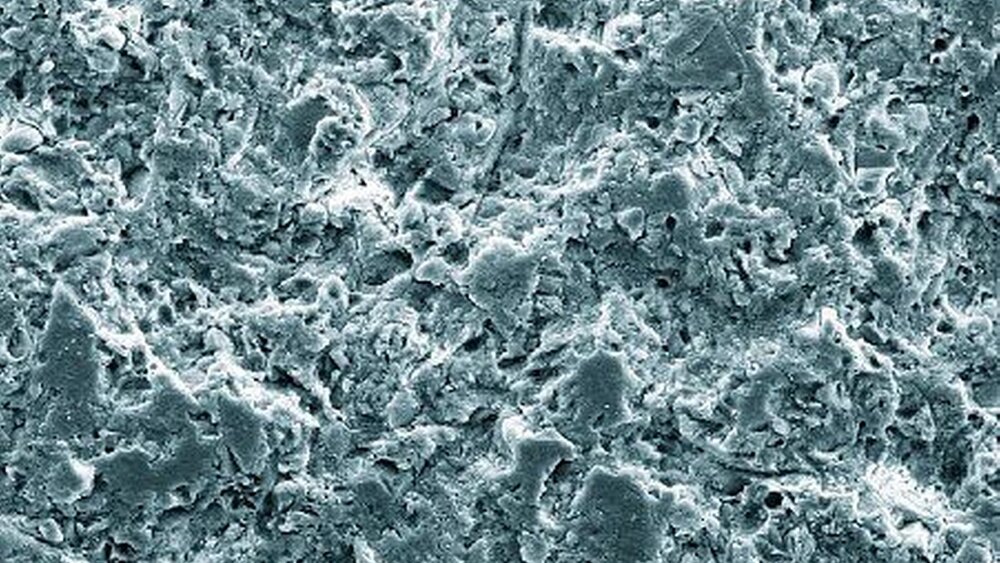 Abbildung 2: Lava Ultimate nach Korundstrahlen mit 50 µm Al2O3 (1.000x-Vergrößerung): Abgebildet ist die Aufrauung der Oberfläche für bessere Benetzbarkeit. |