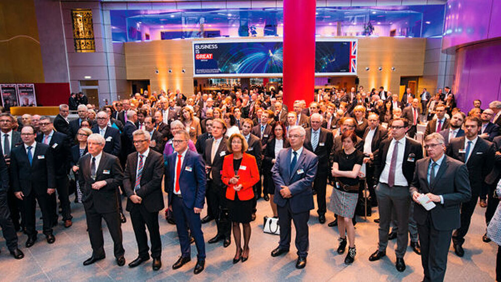 Großer Zuspruch beim Frühjahrsfest von KZBV und BZÄK: die Gäste bei den offiziellen Begrüßungsreden |