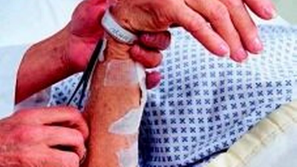 Was tun, wenn der Patient nicht mehr selbst für sich entscheiden kann? Eine Patientenverfügung hilft Ärzten wie Angehörigen weiter.