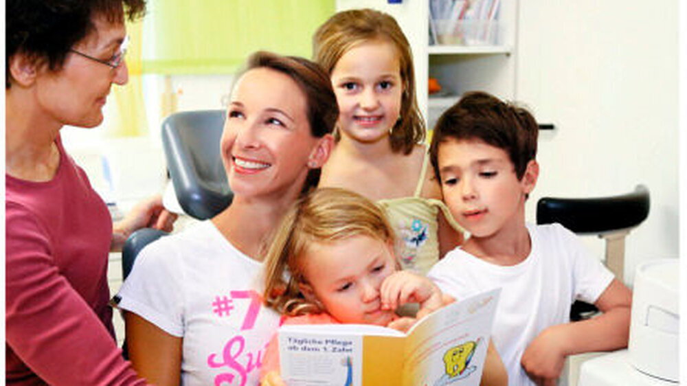 Die Eltern sind nicht nur erziehungsberechtigt, sondern auch Medium zwischen Kind und Arzt und das bis ins Schulalter. Erst dann sind Kinder intellektuell und motorisch reif genug, um vom Praxisteam in die Verantwortung genommen zu werden. | Die Eltern sind nicht nur erziehungsberechtigt, sondern auch Medium zwischen Kind und Arzt und das bis ins Schulalter. Erst dann sind Kinder intellektuell und motorisch reif genug, um vom Praxisteam in die Verantwortung genommen zu werden. |