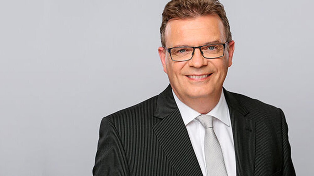 "Jetzt mal Hand aufs Herz: Wer meint nicht, dass Doping im Sport endlich ausgerottet gehört, Politiker allzu leicht Lobbyisten erliegen und die Emissionen von Autos jetzt härter kontrolliert werden müssen", sagt Prof. Dr. Christoph Benz, Vizepräsident
