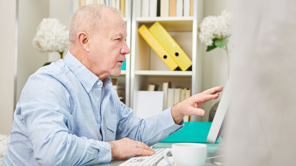 Senior macht Recherche am Computer Senior macht Recherche am Computer