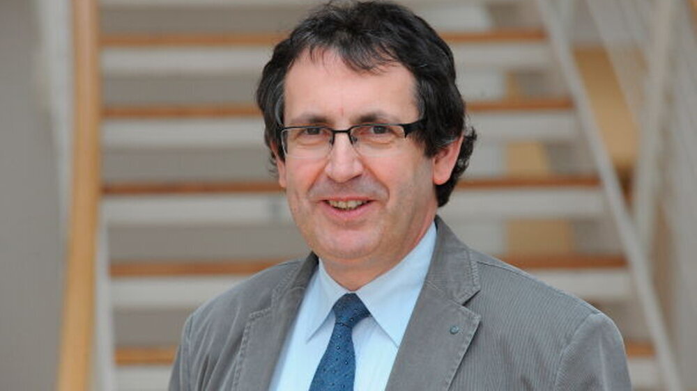 Prof. Dr. Stefan Zimmer ist im Vorstand der "Aktion zahnfreundlich". Anlässlich der Getränke-Marktstudie von foodwatch sagt er: "Natürlich ist es von vornherein besser, man trinkt Wasser, weil es einfach das beste Getränk ist, um den Durst zu löschen