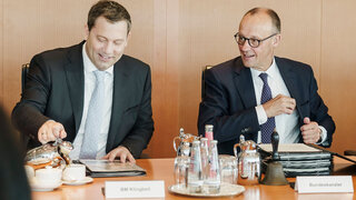 Bundeskanzler Friedrich Merz (r.) und Lars Klingbeil, Bundesminister der Finanzen, zu Beginn einer Kabinettssitzung im Bundeskanzleramt.