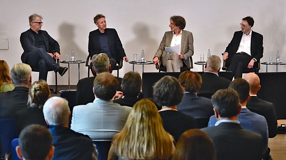 v.l.: Dr. Markus Beier, Bundesvorsitzender des Deutschen Hausärzteverbandes, Anselm Lotz, Verwaltungsratsvorsitzender der IKK Brandenburg und Berlin, Gerhard Schröder, Deutschlandradio, Prof. Dr. Lutz Hager, Vorstandsvorsitzender des Bundesverbandes Managed Care e.V.