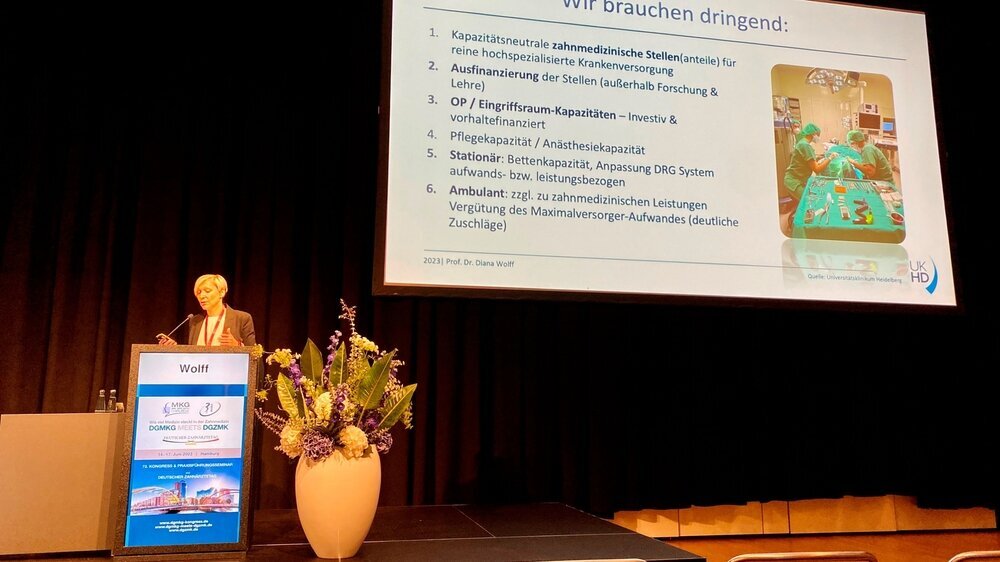 Prof. Dr. Diana Wolff (Heidelberg) berichtete über die dramatische Situation an deutschen Universitätskliniken in Bezug auf zahnmedizinische ITN-Behandlungen. Der Bedarf sei enorm und wachse weiterhin. Das betreffe vor allem Kinder und Jugendliche mit schweren Allgemeinerkrankungen, Menschen aller Altersgruppen mit Behinderungen oder Unterstützungsbedarf sowie geriatrische PatientInnen mit Pflegebedarf. Meist sind PatientInnen mit Bedarf einer zahnmedizinischen ITN-Behandlung allgemeinmedizinisch hochkomplex und haben einen maximalen Schweregrad der Grunderkrankungen – mit steigender Tendenz. Gleichzeitig ist die Versorgungslücke dramatisch. Allein an der Uni Heidelberg gebe es aktuell eine Warteliste für zahnmedizinische ITN-Behandlungen bis Juni 2024. An anderen Kliniken zeige sich ein ähnliches Bild. PatientInnen müssten weite Wege für Behandlungen auf sich nehmen, denn an vielen Einrichtungen herrsche Aufnahmestopp. Der Dreh- und Angelpunkt sei die unzureichende Vergütung der Behandlung.