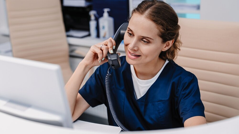 Arzthelferin am Telefon in der Zahnarztpraxis. Arzthelferin am Telefon in der Zahnarztpraxis.