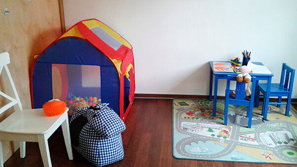 Für kleine Patienten gibt es einen Spielteppich im Wartezimmer, ein Zelt mit Bällebad, jede Menge Spielzeug und Kuscheltiere. "Die Kinder fühlen sich wohl", erzählt die Praxisinhaberin.