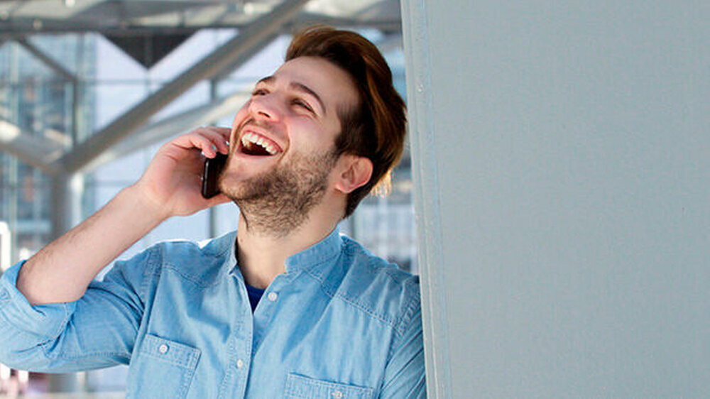 Telefonat: Gehen Sie mit dem Handy am Ohr spazieren und verhalten Sie sich so, als würde ihnen jemand etwas Lustiges erzählen. Eignet sich auch als Übung in der Öffentlichkeit.