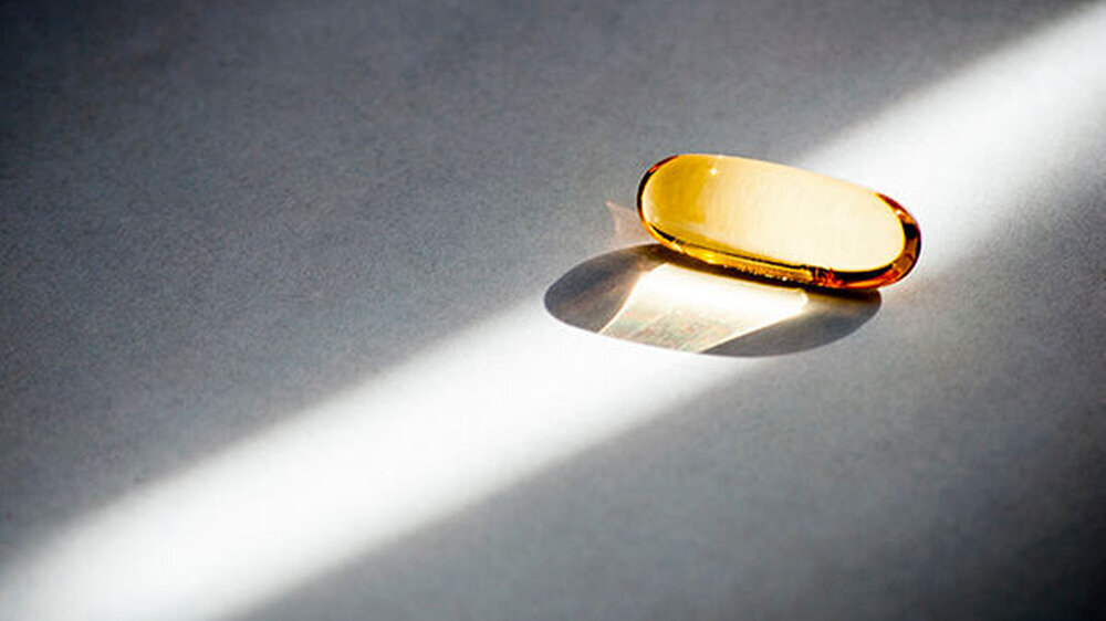 Als Nahrungsergänzungsmittel ist Vitamin D so beliebt wie umstritten. Ob es das Infektionsrisiko mit SARS-CoV-2 senken kann, müssen nun weitere Studien zeigen. Eine erste Publikation legt dies allerdings nahe.