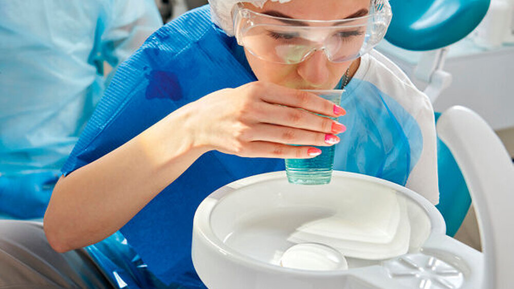 Bei Povidon-Iod-haltigem Mundwasser dauert es einer In-vitro-Studie zufolge nur 15 statt 30 Sekunden bis zu einer vollständigen Inaktivierung von SARS-CoV-2.\r\n