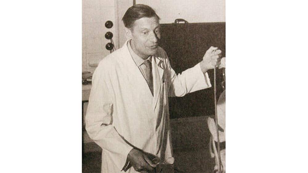 Walter Hoffmann Axthelm im Hörsaal der chirurgischen Abteilung der Humboldt-Universität zu Berlin, in der er Mitte der 1950er-Jahre gearbeitet hat. Walter Hoffmann Axthelm im Hörsaal der chirurgischen Abteilung der Humboldt-Universität zu Berlin, in der er Mitte der 1950er-Jahre gearbeitet hat.