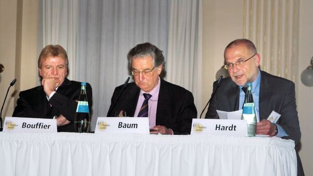 Die beiden Hauptredner, der hessische Minister des Innern und für Sport, Volker Bouffier (CDU), und der frühere Bundesinnenminister Gerhart Baum (FDP) sowie Moderator Jürgen Hardt, Präsident der Landeskammer für Psychologische Psychotherapeuten und K