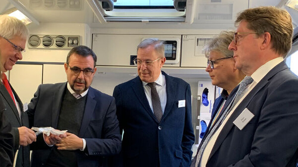 Der Straubinger Zahnarzt Ernst Binner (v.l.) zeigt Bayerns Staatsminister für Gesundheit und Pflege, Klaus Holetschek (CSU), wie die mobile zahnärztliche Versorgung im Rettungswagen funktioniert. Mit dabei: Christian Berger, Präsident der Bayerischen L
