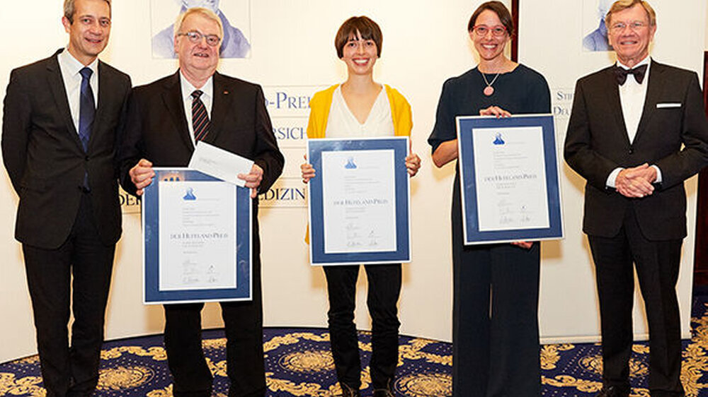 (v.l.n.r.) Timmy Klebb, Vorstandsvorsitzender Deutsche Ärzteversicherung, Prof. Dr. Eckhard Breitbart, Arbeitsgemeinschaft Dermatologische Prävention (ADP), Dr. Nadja Seidel und Dr. Friederike Stölzel, Leiterinnen des Präventionszentrums des Nationale