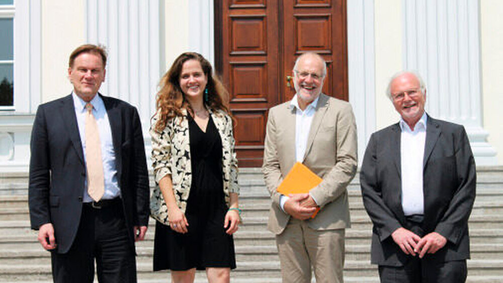 Besuch im Schloss Bellevue bei Daniela Schadt, Lebensgefährtin von Bundespräsident Joachim Gauck und Schirmherrin der WDO- Konzerte 2013. (v.l.n.r.) Prof. Stefan Willich, Alexandra Gruber (World Doctors Orchestra), Dr. Peter Dierck (DfA), Prof. Dr. Karl
