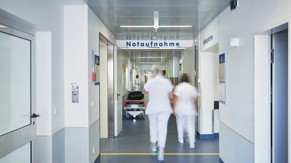 Notaufnahme Eingang Krankenhaus Krankenschwester Bett Notaufnahme Eingang Krankenhaus mit Krankenschwester in Bewegungsunschärfe auf dem Flur