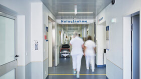 Notaufnahme Eingang Krankenhaus mit Krankenschwester in Bewegungsunschärfe auf dem Flur
