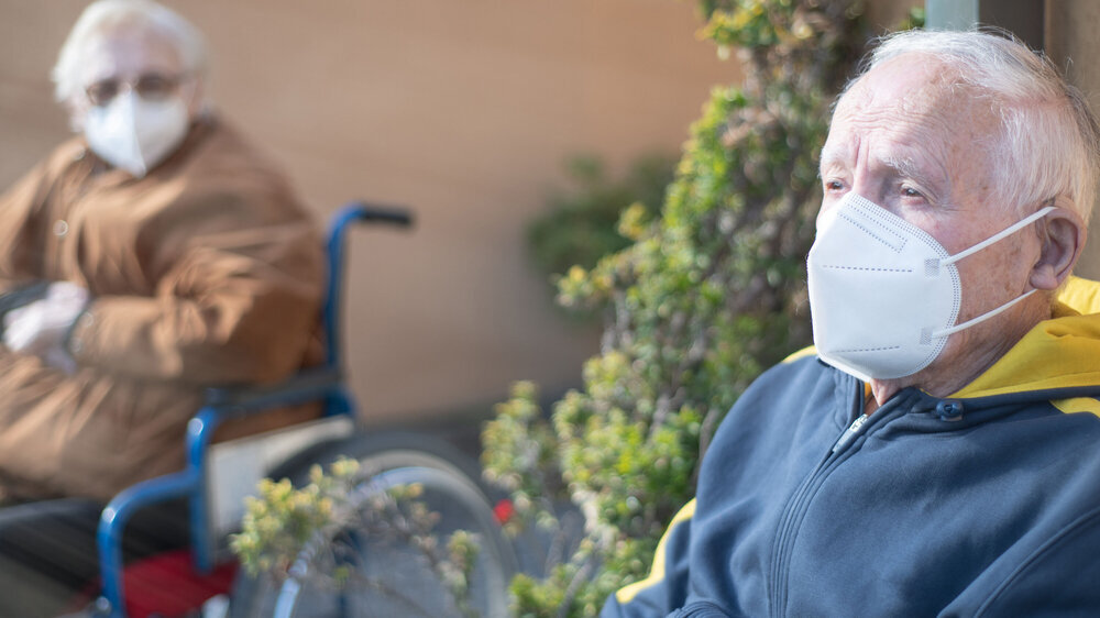 Die EMA empfiehlt jetzt auch die Auffrischimpfung mit einem mRNA-Impfstoff für alle über 18-Jährigen mit gesundem Immunsystem sechs Monate nach der zweiten Impfdosis. Immungeschwächte sollen frühestens 28 Tage nach der zweiten Impfung eine Booster-D
