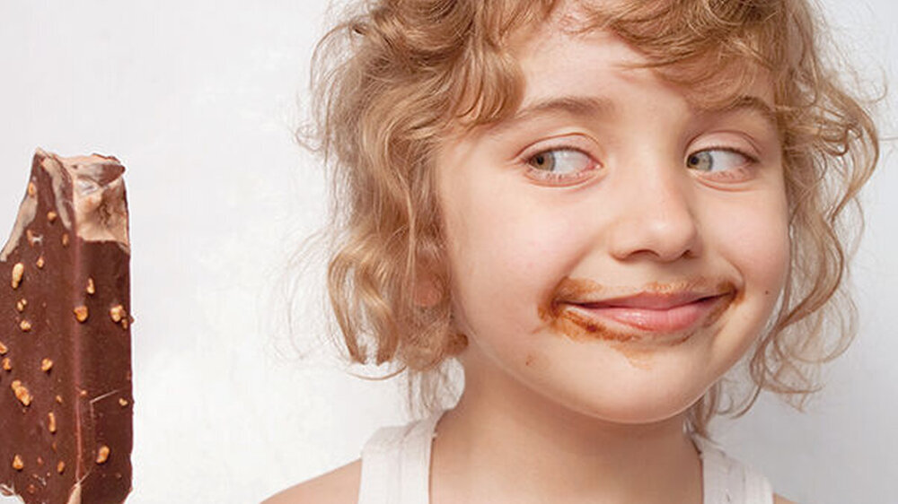Kinder bis zu vier Jahre nehmen vermehrt Zucker aus Obst und Fruchtsäften zu sich, mit zunehmenden Alter steigt dann der Konsum von zugesetztem Zucker durch Schokolade, Süßigkeiten und gesüßte Milchprodukte. Bis zum Eintritt ins Erwachsenenalter läs