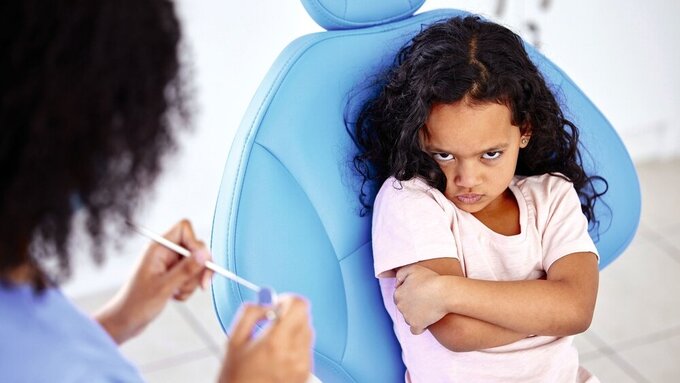 Mädchen beim Zahnarzt