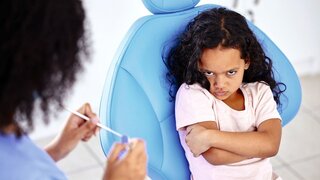 Mädchen beim Zahnarzt