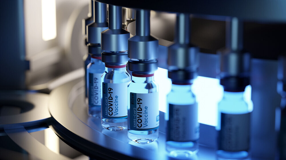 Entwicklung und Herstellungsprozess eines neuen Impfstoffs. Endgültige Herstellung von gefüllten Fläschchen mit dem Impfstoff COVID-19. Entwicklung und Herstellungsprozess eines neuen Impfstoffs. Endgültige Herstellung von gefüllten Fläschchen mit dem Impfstoff COVID-19.