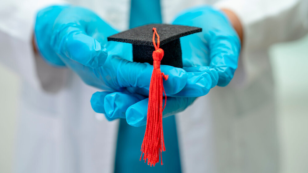 Asian doctor study learn with graduation gap hat in hospital ward, clever bright genius education medicine concept. Doktorhut Medizin