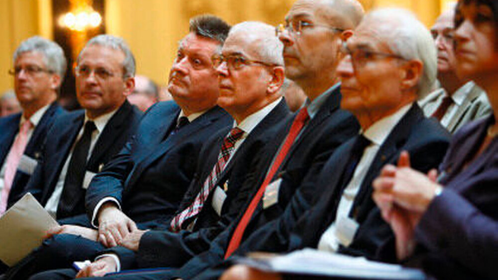 Bundesgesundheitsminister Hermann Gröhe mit Dr. Peter Pick, MDS-Geschäftsführer, und Dr. Ulf Sengebusch, Geschäftsführer des MDK Sachsen (Mitte v.l.n.r.), im Plenum des MDK-Kongresses in Berlin. |