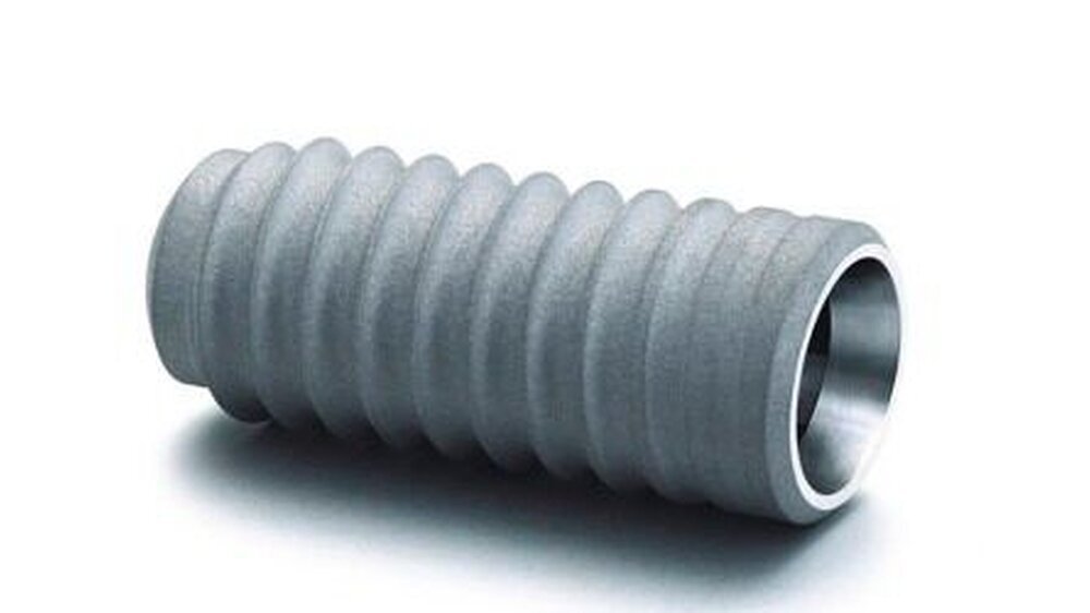Abbildung 1: Durch die topografische Gestaltung von Implantatoberflächen lässt sich nicht nur der BIC-Wert (bone implant contact) erhöhen, auch die biomechanische Wechselwirkung an dieser Grenzfläche bei Frühimplantationen kann günstig beeinflusst w