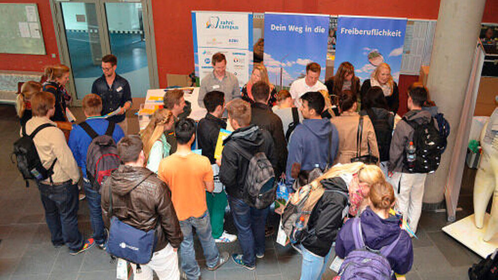 Der Weg in die Freiberuflichkeit führt am ZahniCampus vorbei. Auch in Hamburg-Eppendorf stürmten die Zahnis den Stand. |