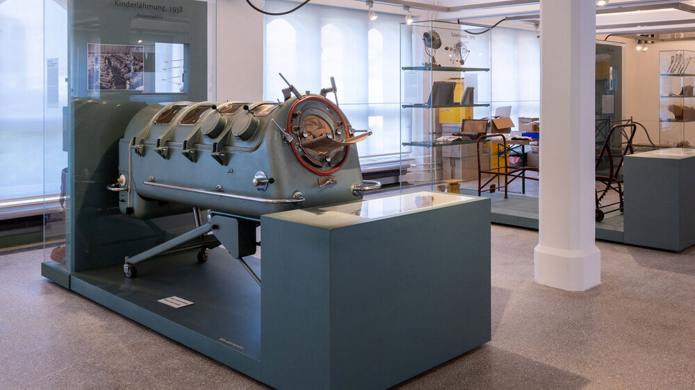 Blick in die Dauerausstellung: Historischer Krankensaal mit „Eiserner Lunge“. In der Dauerausstellung „Dem Leben auf der Spur“ können die Besuchenden der Herausbildung und Ausgestaltung der naturwissenschaftlich begründeten Medizin westlicher Prägung folgen. Sie treten dabei durch verschiedene Aktionsräume: Anatomisches Theater, Anatomisches Museum, Krankensaal, Labor, Seziersaal, Studien- und Lehrsammlung. Thematisiert wird auch die Rolle der Medizin im Faschismus.