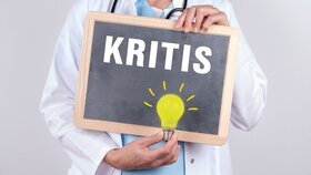 Ärztin mit einer Tafel auf der KRITIS steht und einer leuchtenden Lampe