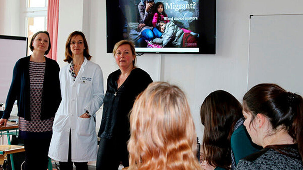 Prof. Antje Bergmann (Mitte), Dr. Stephanie Taché (2.v.l.) und Henna Riemenschneider (links) bei der Vorstellung des neuen Wahlpflichtfachs Flüchtlingsversorgung.