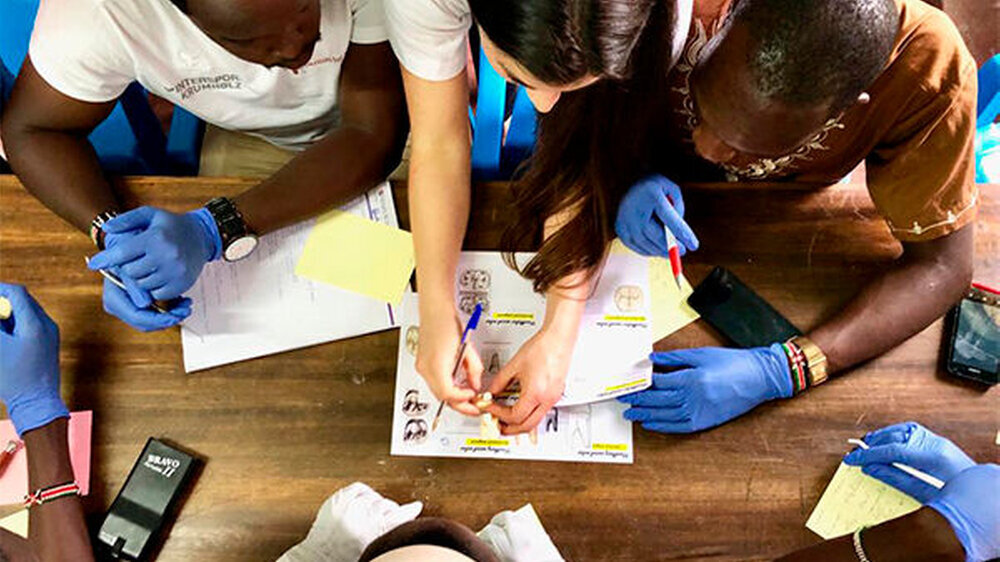Vereinsmitglieder reisen auf eigene Kosten nach Kenia, um lokalen Fachkräften Kenntnisse über zahnerhaltende Maßnahmen zu vermitteln.