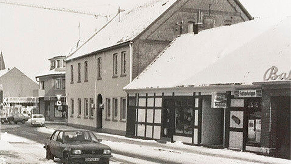 Der Blick aus dem Jahr 1951: Das gerade neueröffnete BaLi (Anbau rechts im Bild) war seinerzeit eines der ersten Filmtheater im Landkreis Diepholz. |