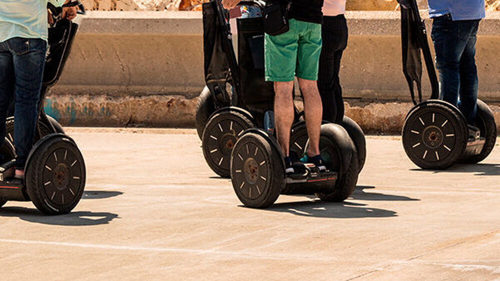 Im vorliegenden Fall nahm eine Arbeitnehmerin an einer zweitägigen Dienstveranstaltung teil, bei der auch eine Segway-Tour auf dem Programm stand. Dabei stürzte die junge Frau auf die linke Schulter und erlitt einen Oberarmbruch. Beide Instanzen bestät