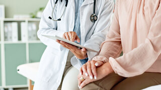 Klinik, Tablet und die Hände eines Arztes mit einem Patienten bei einer Konsultation, medizinischer Versorgung
