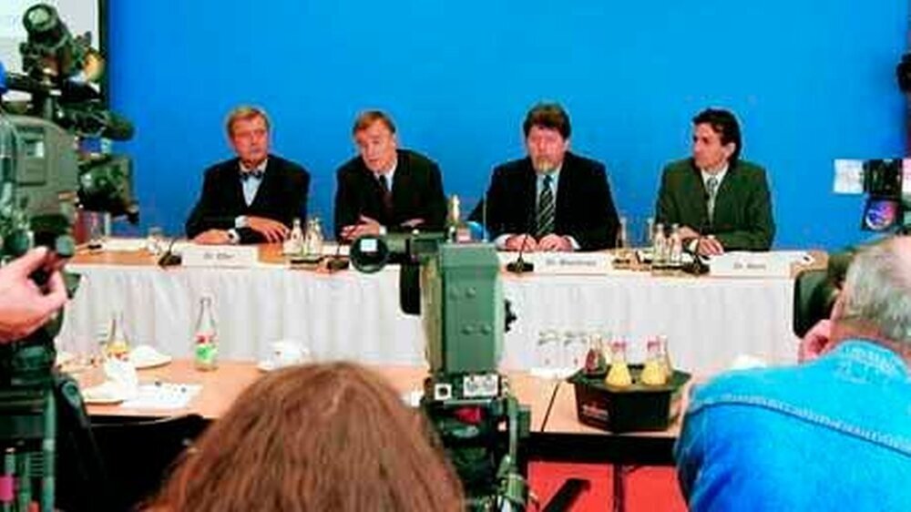 Präsentierten die Ergebnisse des Bundesausschusses in Sachen ZE-Festzuschüsse (v.l.n.r.): Dr. Wolfgang Eßer, Dr. Jürgen Fedderwitz, Dr. Günther E. Buchholz, Dr. Reiner Kern (Moderation).