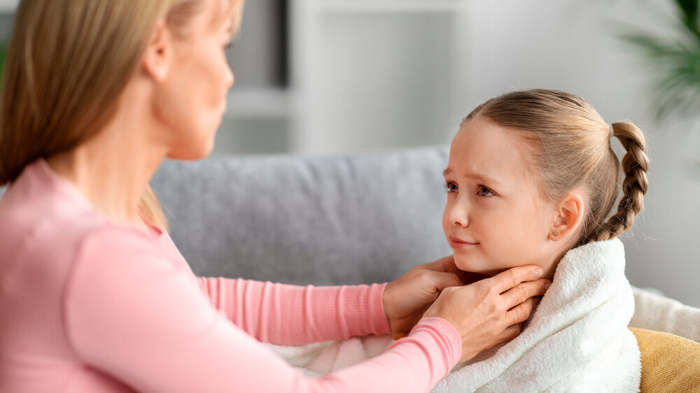 Mutter mit krankem Mädchen Mutter mit krankem Mädchen