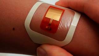Das von US-Forschenden entwickelte flexible Pflaster sendet in Abhängigkeit vom pH-Wert der Haut elektrische Signale.